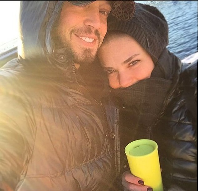4 yıllık ilişkilerini belki de bir daha geri dönmemek üzere bitiren ikiliden Aslı Enver'in şu sıralar yoluna başka bir isimle devam ettiği konuşuluyor.