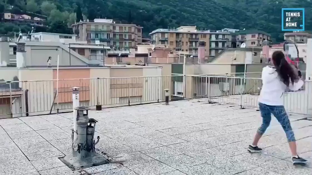 Karantina Altındaki Kadınlar, Çatıdan Çatıya Tenis Oynadılar