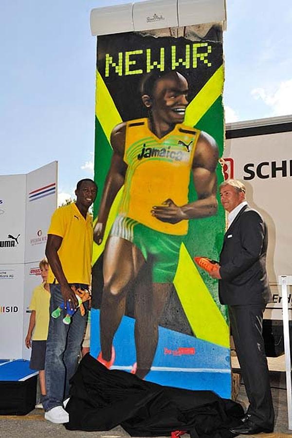 6. Usain Bolt, Berlin Duvarı'nın 3 tonluk bir parçasına sahiptir.
