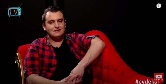O, maddi geliri iyi olan bir ailede dünyaya gelmiş ve bir döneme kadar aslında güzel bir çocukluk yaşamış. 7 yaşından sonra anne ve babasının şiddetli kavgaları onu etkilemeye başlamış. Sadece annesi değil kendisi de abisi ve ablası gibi şiddet görmeye başlamış.
