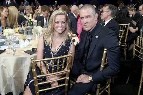 Он юрист в сфере развлечений, и они женаты с 2011 года.