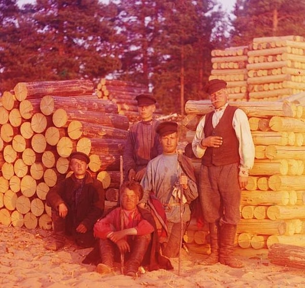 10. Лесорубы готовят к сплаву лес на реке Свирь