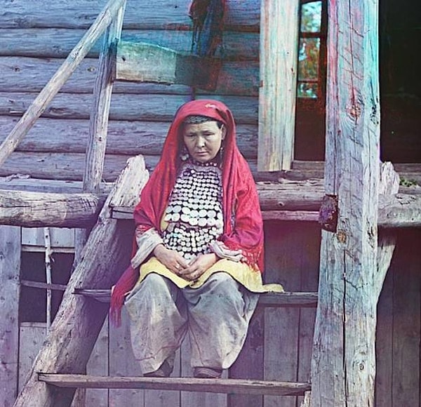 13. Башкирская женщина в национальном костюме