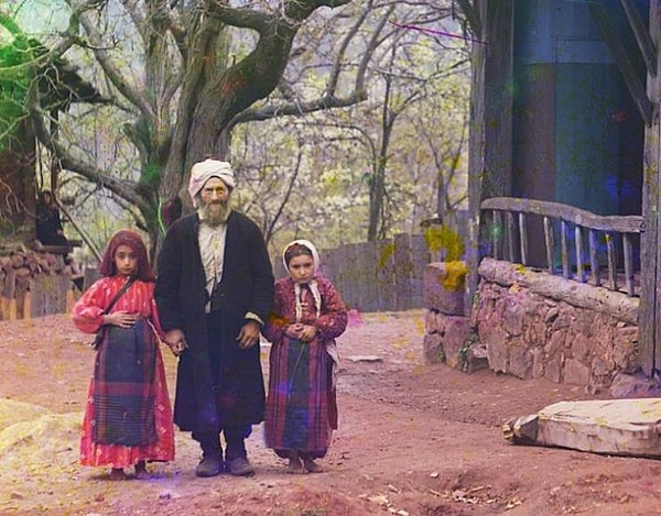 20. Учитель с ученицами возле Артемелинской мечети в Артвине