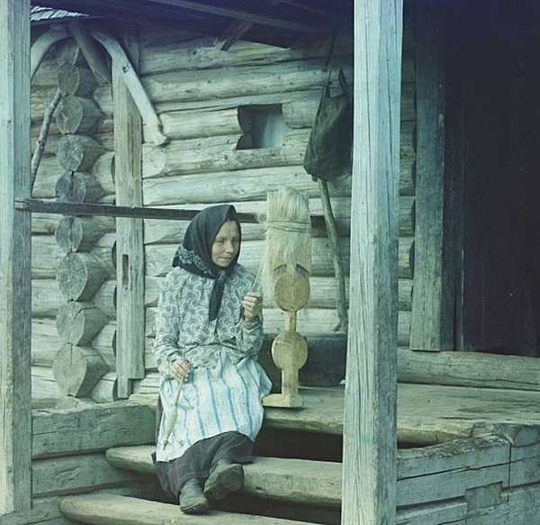 26. Пряха за работой