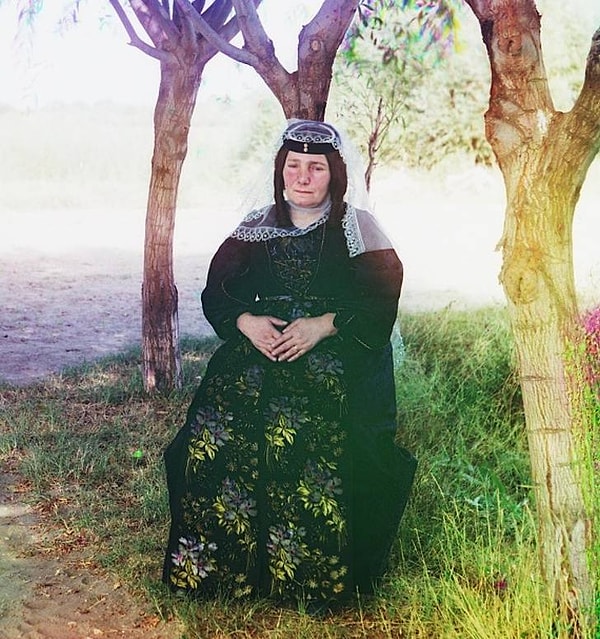 29. Грузинская женщина в национальном костюме