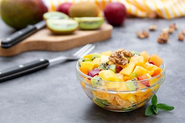 9. Tatlı yemekten kaçınanlar; ama canı tatlı bir şeyler çekenler için: Gökkuşağı Meyve Salatası