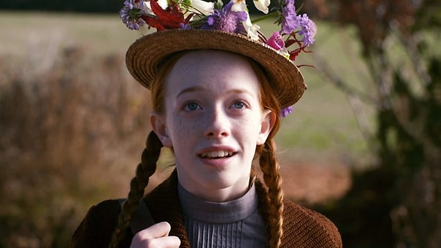 'Anne'in anne ve babasının vefatı üzerine yaşadığı zorluklar, yetimhane yaşamı ve akrabalarının yanında yaşamak zorunda kalma hikayesi yürekleri burkuyor.
