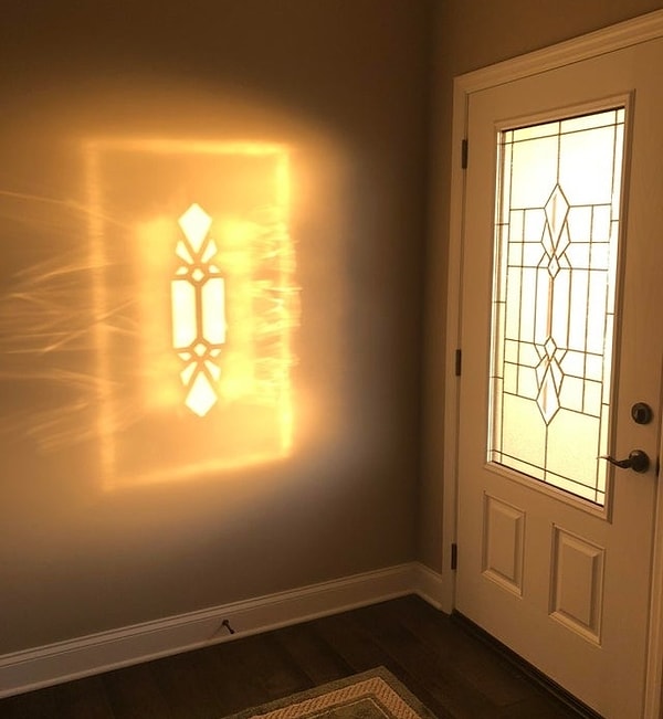 8. "Отражение утреннего солнца на моей двери"