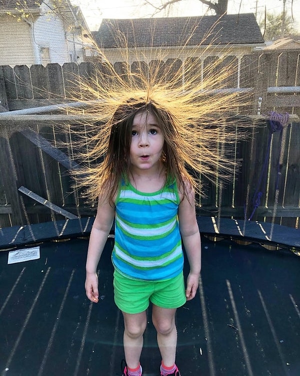 11. "Благодаря батуту моя дочь изучает статическое электричество."