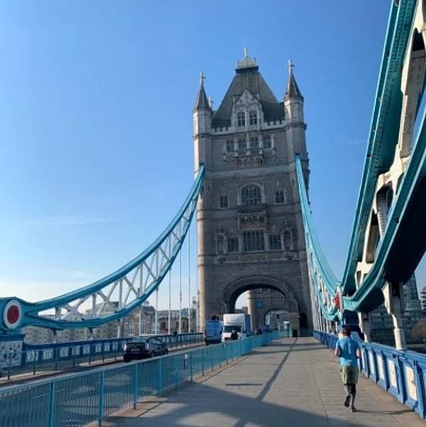 4. "Tower Bridge üzerinde koşuyorum ve turistleri atlatmaya çalışmıyorum."
