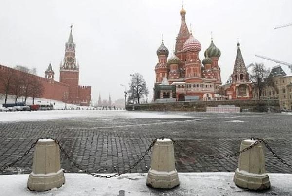15. Kremlin ve Aziz Vasil Katedrali, Moskova, Rusya, öğle vakti.