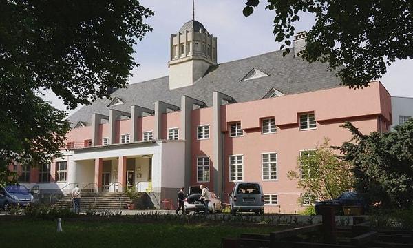1930 ve 1933 yıllarındaysa Mies van der Rohe'un yönettiği okul, 1933 yılında Hitler'in katı emirleri nedeniyle kapatıldı.
