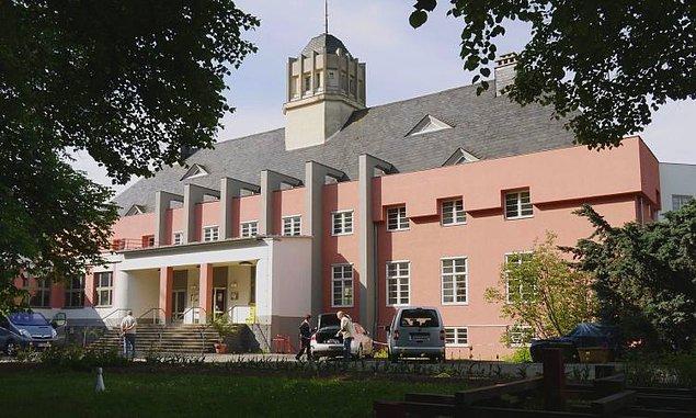 1930 ve 1933 yıllarındaysa Mies van der Rohe'un yönettiği okul, 1933 yılında Hitler'in katı emirleri nedeniyle kapatıldı.
