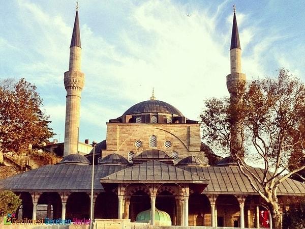 İstanbul'un Üsküdar İlçesindeki Mihrimah Sultan Camii'nin inşası 1548'de tamamlanmıştır.