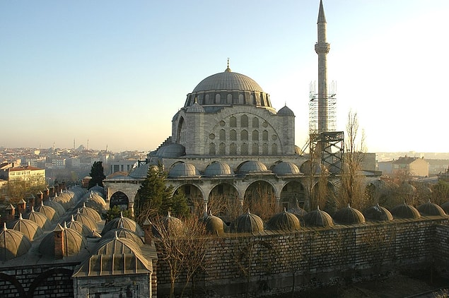Mihrimah Sultan 17'sine basınca Hürrem Sultan tarafından koca adayları belirlenmiştir.