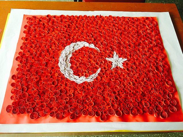 2. Parçalanmış kağıtlarla Türk bayrağı yapmak