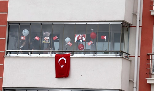 Camlar Süslendi, Balkonlar Bayraklarla Donatıldı... Bu Yıl 23 Nisan Coşkusu Evlerde Yaşanıyor