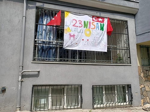 Camlar Süslendi, Balkonlar Bayraklarla Donatıldı... Bu Yıl 23 Nisan Coşkusu Evlerde Yaşanıyor