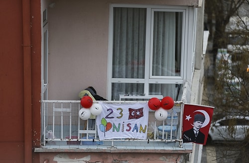 Camlar Süslendi, Balkonlar Bayraklarla Donatıldı... Bu Yıl 23 Nisan Coşkusu Evlerde Yaşanıyor