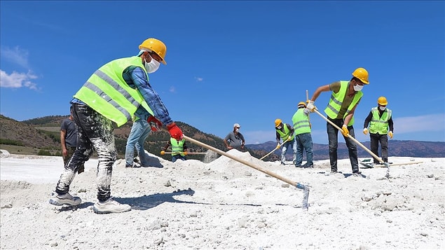 Kumsaldaki alanların tahrip edilmesinin ardından, yüklenici firma kumları alındıkları yere geri götürmeye başladı