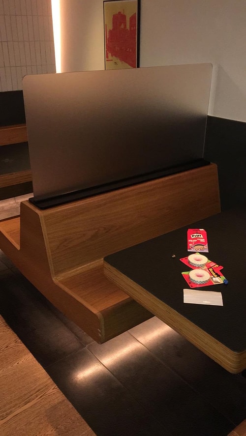 Hong Kong'da başka bir restoran masaların arasına ayrıcılar koymuş.