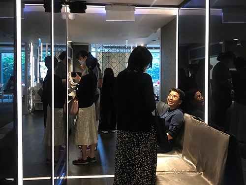 Bazı restoranlarda ise girişte mutlaka ateş ölçülüyor.