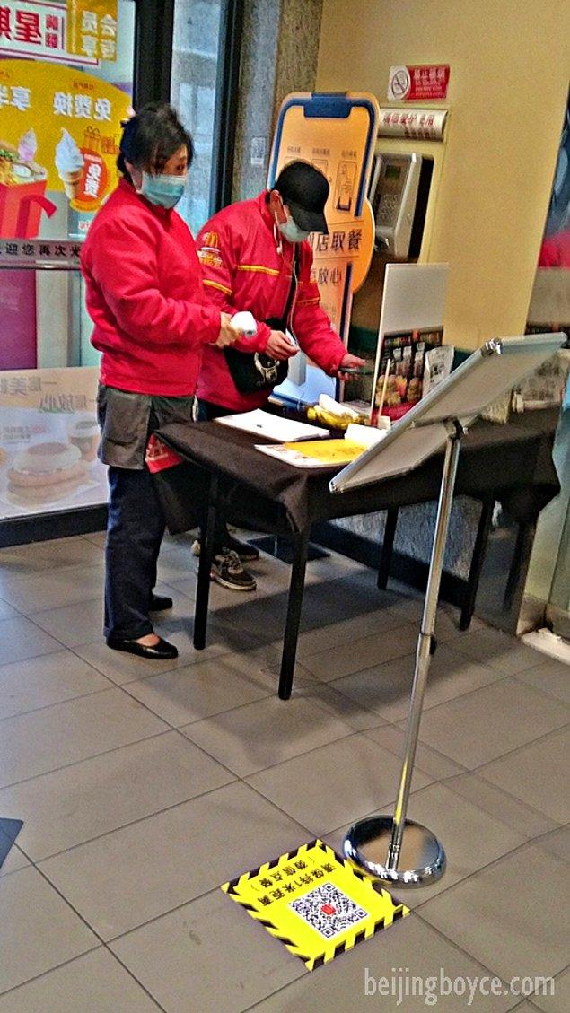 12. Beijing'de bulunan bu McDonalds'da telefonunuz ve isminiz ile rezervasyon yaptırmanız gerekiyor. Eğer eve sipariş verirseniz de paketin üzerinde siparişinizi hazırlayan kişinin ateş bilgisi yazıyor.
