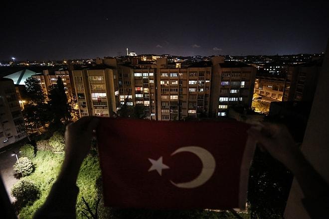 Türkiye'de 23 Nisan Coşkusu: Saat 21:00'da Balkonlardan İstiklal Marşı Okundu