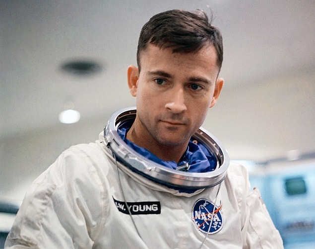 2. Apollo 16 görevi sırasında astronot John Young portakal suyu içtiği için gaz sancısı çekiyordu ve fark etmeden tüm dünyaya şu sözleri yayınladı: "Yine osuracağım. Yine osuracağım, Charlie."
