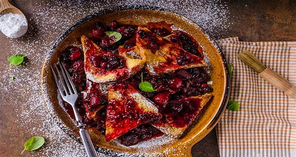 2 Video Konferans Arasında Karnını Hızlıca Doyurman Gerekiyorsa: Kırmızı Meyveli French Tost