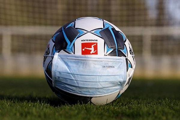 19. Spiegel Dergisi'nde yer alan habere göre koronavirüs önlemleri kapsamında Bundesliga'da maçların futbolcuların maske takarak oynanması olasılığının incelendiği bildirildi.