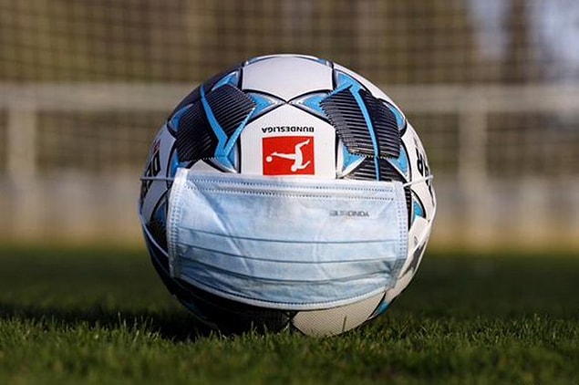 19. Spiegel Dergisi'nde yer alan habere göre koronavirüs önlemleri kapsamında Bundesliga'da maçların futbolcuların maske takarak oynanması olasılığının incelendiği bildirildi.