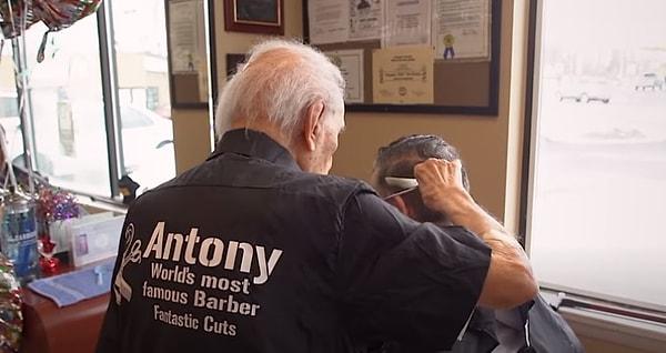 108. yaş gününde hala günde 8 saat, haftada 5 gün çalışırken görüntülenen Anthony Mancinelli, aynı zamanda bir Guiness rekoru sahibi: dünyanın en yaşlı berberi rekoru!
