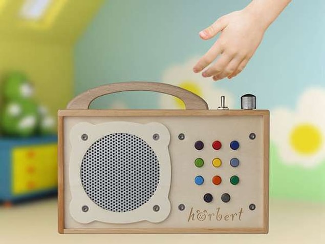 11. Çocuğunuz uyurken çoğu zaman yanında olamıyorsanız, onun için bir mp3 player alabilirsiniz. En sevdiği hikayeleri okuyarak kaydedip, gece uyumadan önce sizin sesinizle uyumasını sağlayabilirsiniz.