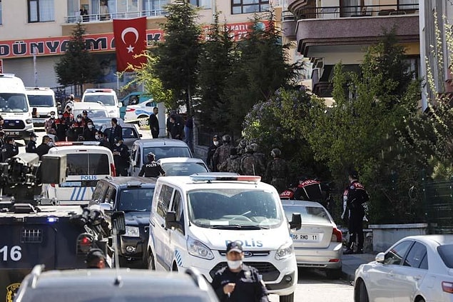 Polis Özel Harekat ekipleri de gelerek, binanın çevresinde önlem aldı.