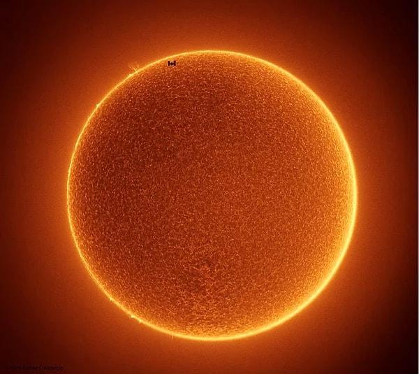 4. Güneş ve dünya arasında, sol üstteki o küçük nokta Uluslararası Uzay İstasyonu.