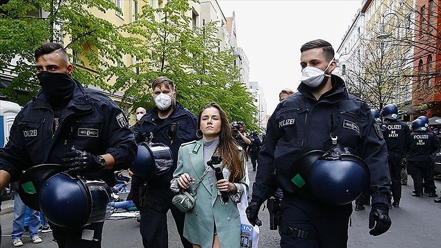 Almanya’da Kovid-19 kısıtlamaları protesto edildi