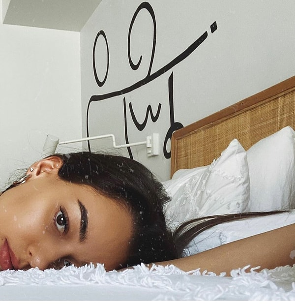 9. Дилан Чичек Дениз делает то, что и большинство из нас: просто лежит на кровати :)