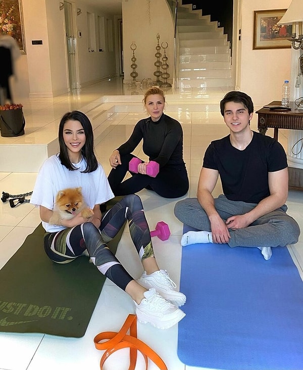 10. Аслыхан Каралар с семьей занимается спортом дома: