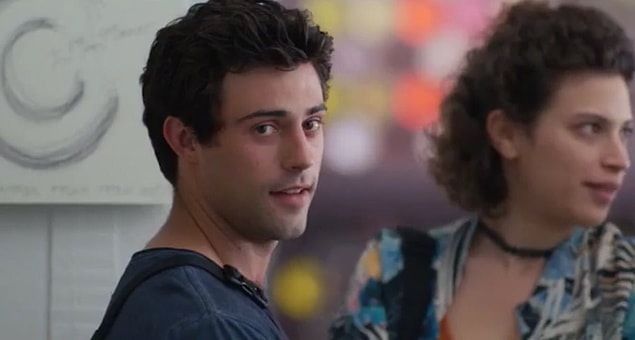 Aaron Altaras, 1995 yılında kendisi gibi oyuncu bir anne ve besteci bir babanın çocuğu olarak dünyaya geliyor. Sanatın içinde doğmuş yani, sanatçı olması kaçınılmaz olmuş.