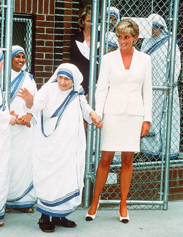 2. 31 Ağustos 1997 tarihinde trafik kazasında hayatını kaybeden Prenses Diana'dan beş gün sonra, ilham kaynağı olarak gördüğü Rahibe Teresa da hayatını kaybetti.
