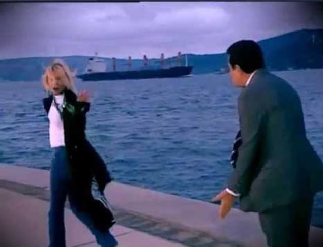 15. "La bi gelir misin lütfen!?"