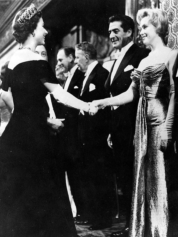 9. Marilyn Monroe ve Kraliçe Elizabeth, 1956'da Londra'da bir film galası sırasında el sıkışıyor. İkisi de o sırada 30 yaşındaydı.