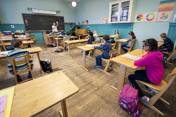 27 Nisan Pazartesi günü de Norveç'teki diğer okullar açıldı. Her sınıfta, enfeksiyonun yayılma riskini azaltmak için öğrenci sıraları arasındaki mesafe arttırıldı.