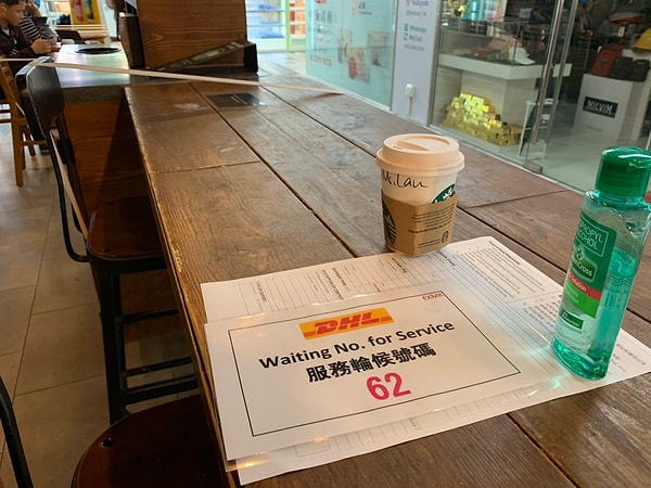 Но ни одна страна полностью не нормализовалась, и в открытых ресторанах заботятся о том, чтобы сохранять социальную дистанцию: