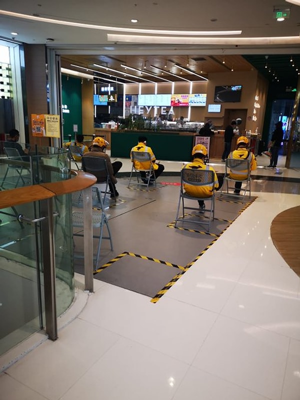 Люди ждут своего заказа в Шэньчжэне, Китай: