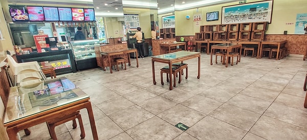 Все рестораны, расположенный в Пекине, обязательно следят за соблюдением расстояния между столами: