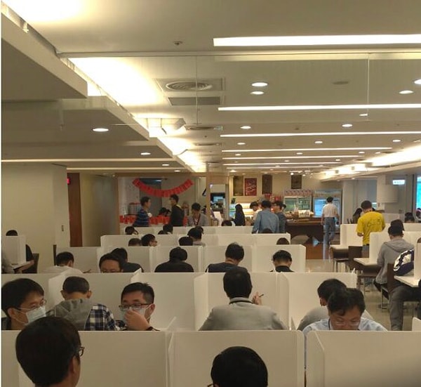 В Тайбэе рестораны и закусочные также обязаны расстанавливать столы согласно новым правилам: