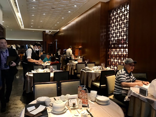 А в некоторых ресторанах при входе измеряют температуру.